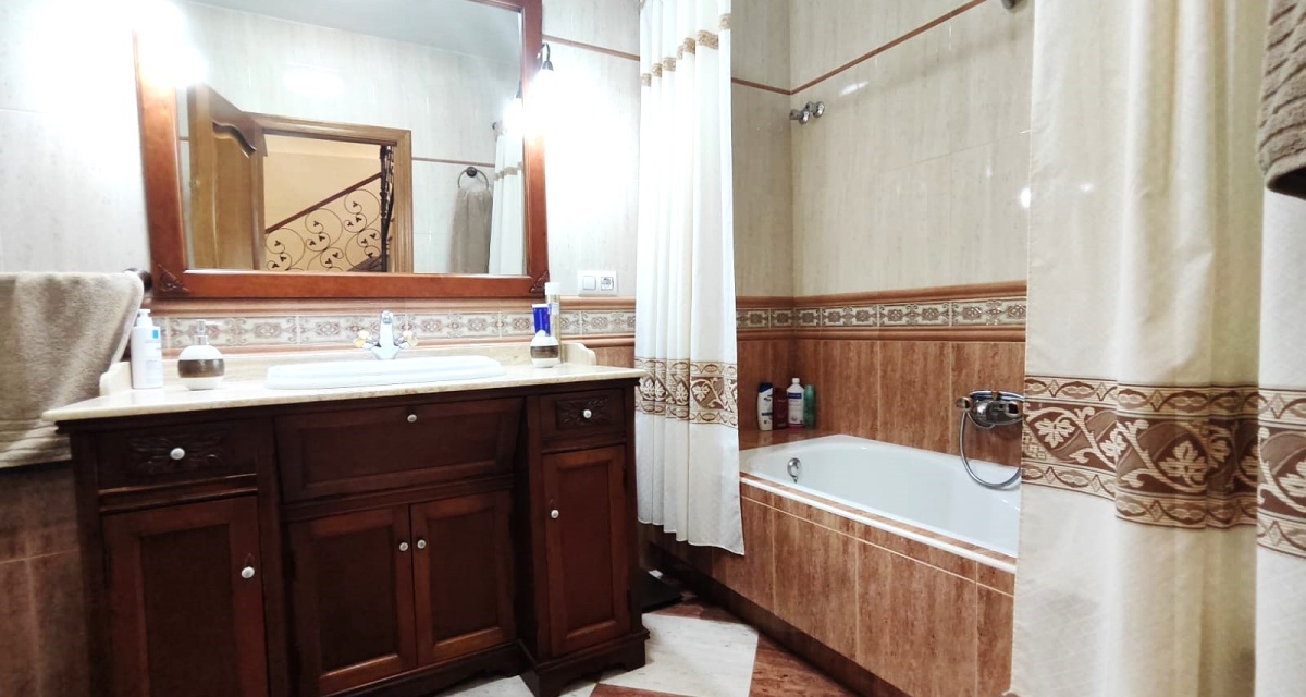 6 Bedrooms Bedrooms, ,3 BathroomsBathrooms,Villa,For Sale,1110